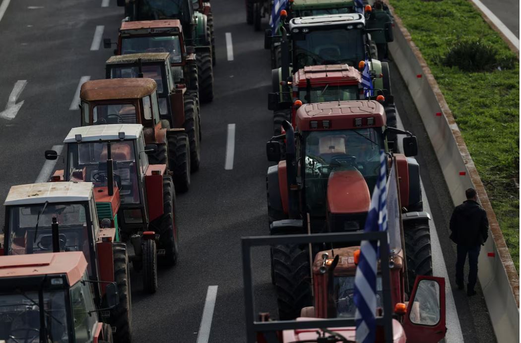 protesta-per-subvencionet-e-be/-fermeret-greke-perplasen-me-policine