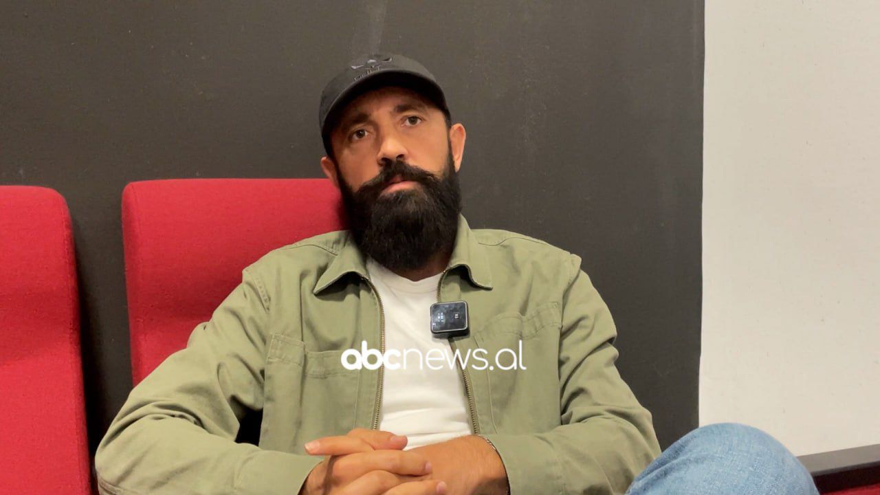 kimisti-qe-u-ngjit-ne-skene/-nga-laboratori,-ne-dritat-e-teatrit,-njihuni-me-historine-e-mark-hilajt