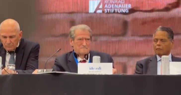 video/-berisha-jep-mesazhin-e-pare-si-zv/president-i-cdi:-do-te-luftojme-cdo-forme-diktature-dhe-ekstremizmi-te-majte