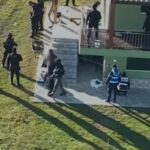 radio-policie,-jeleke-antiplumb-e-municione-luftarake/-detaje-nga-arrestimi-i-“te-forteve”-ne-dobrac-dhe-fushe-kuqe,-ishin-fshehur-ne…