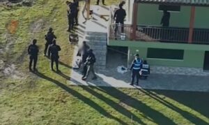 radio-policie,-jeleke-antiplumb-e-municione-luftarake/-detaje-nga-arrestimi-i-“te-forteve”-ne-dobrac-dhe-fushe-kuqe,-ishin-fshehur-ne…