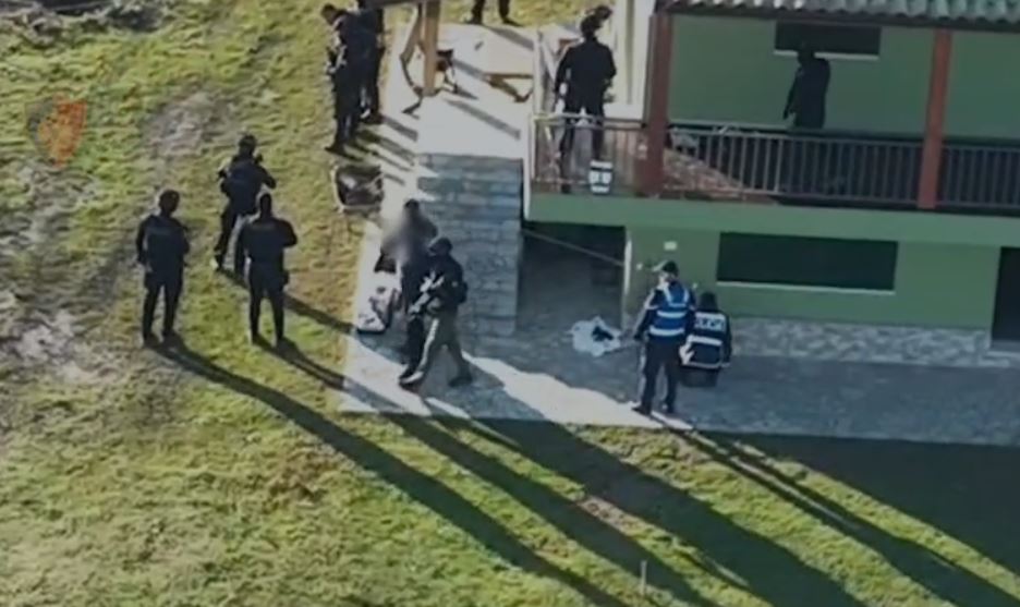radio-policie,-jeleke-antiplumb-e-municione-luftarake/-detaje-nga-arrestimi-i-“te-forteve”-ne-dobrac-dhe-fushe-kuqe,-ishin-fshehur-ne…
