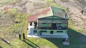 video/-publikohet-momenti-i-arrestimit,-ja-zona-ky-fshiheshin-dy-“ushtaret”-e-ervis-martinajt