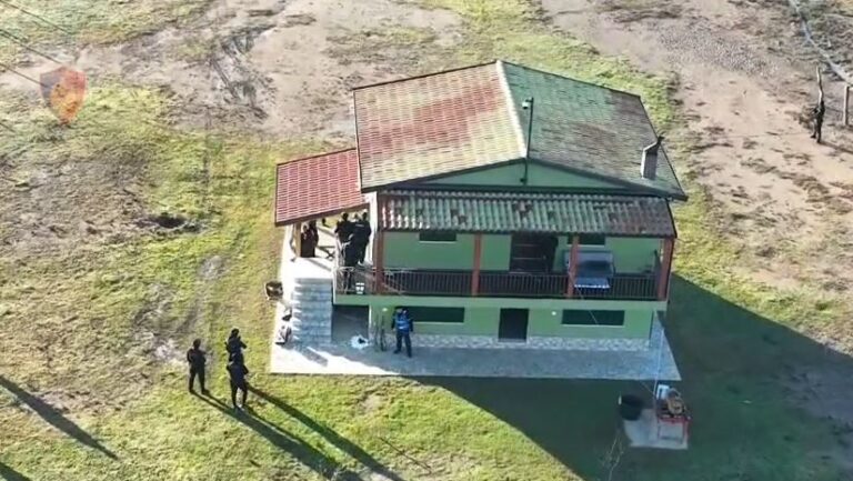 video/-publikohet-momenti-i-arrestimit,-ja-zona-ky-fshiheshin-dy-“ushtaret”-e-ervis-martinajt