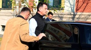 kerkoi-heqjen-e-mases-per-vendosjen-ne-kafaz-dhe-venien-ne-dispozicion-te-dosjes!-veliaj-largoi-avokatin-artan-gjermeni-nga-mbrojtja,-shtyhet-seanca