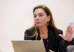 ke-degjese-per-situaten-e-mediave-ne-shqiperi,-albana-vokshi:-media-nen-kontroll-te-plote-te-qeverise.-televizionet-kritike-mbyllen-duke-shkaterruar-pluralizmin-mediatik