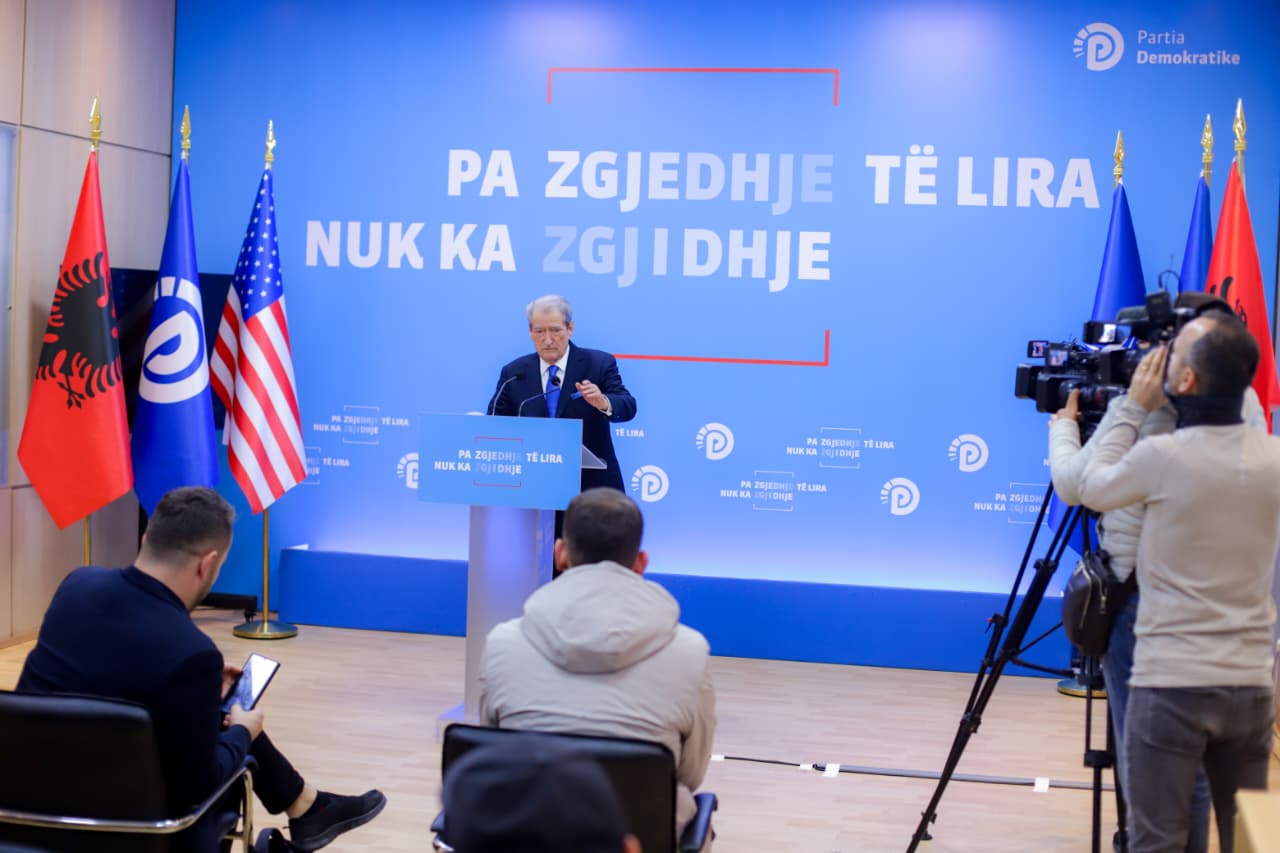 “une-shkarkova-rusmailin,-balluku-as-dorehiqet-e-as-largohet”,-berisha:-kushtetuesja-ne-dite-te-veshtire!-personeli-kercenohet-me-video-per…