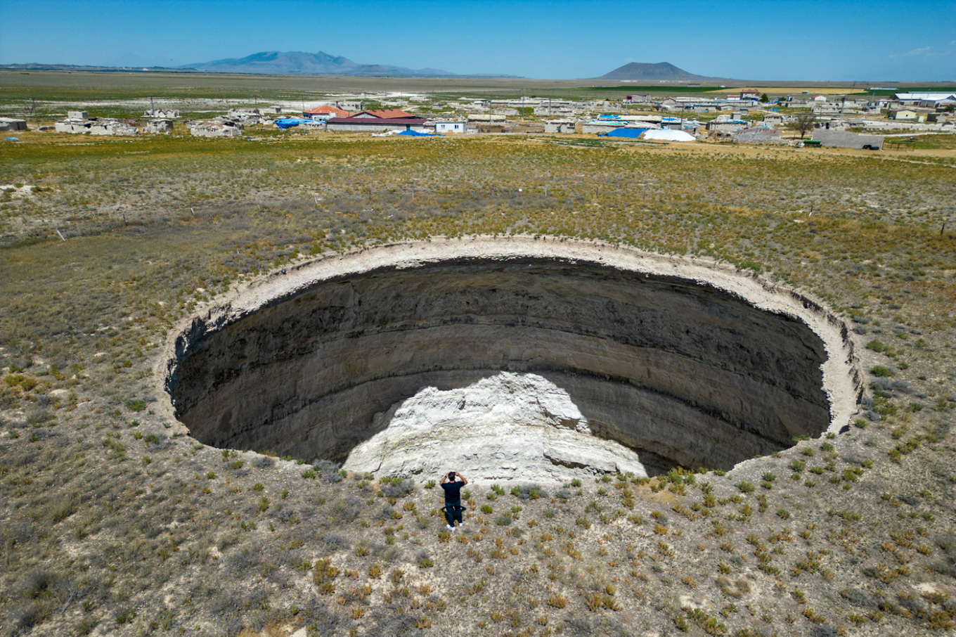 fenomeni-i-vecante-pertej-konya-s,-rritet-numri-i-gropave-ne-fushen-e-ikoniumit-ne-turqi-(video)