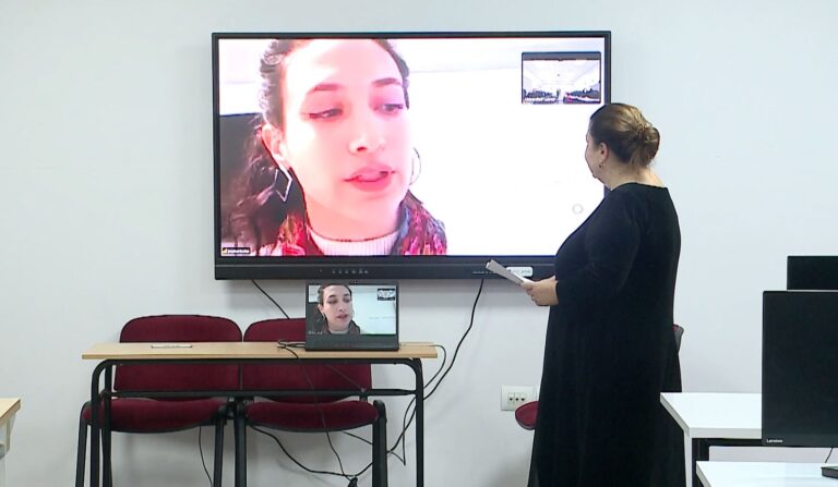 ndau-eksperiencen-e-saj-ne-fushen-e-reumatologjise,-dr.jessica-nicola-bashkebisedim-me-studentet-e-“luarasi”