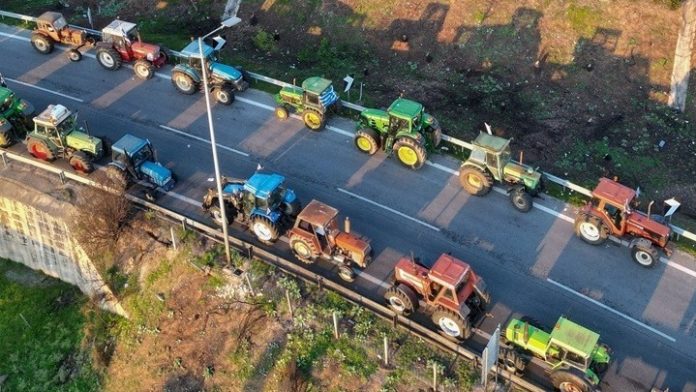 vazhdojne-protestat-dhe-bllokimet-e-rrugeve-nga-fermeret