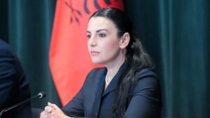 belinda-balluku-rikthehet-ne-zyre/-kushtetuesja-pezullon-vendimin-e-gjkko