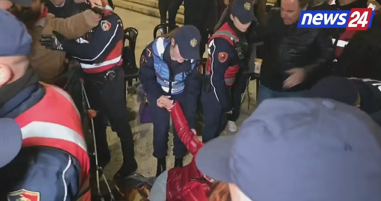 “shqiperia-behet”-proteste-para-kryeministrise,-nderhyn-policia-per-t’i-larguar,-u-heq-cadrat