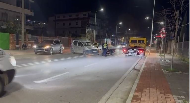 automjeti-perplas-motocikleten/-lushnje,-lendohet-rende-drejtuesi