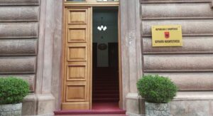 tre-gjyqtaret-kushtetues-qe-votuan-kunder:-vendimet-e-gjkko-per-ballukun-te-mos-preken.-qeveria-funksionon-edhe-kur-nje-anetar-i-saj-pezullohet-nga-detyra