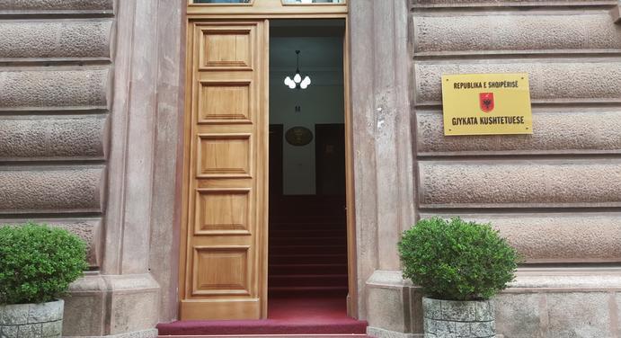 tre-gjyqtaret-kushtetues-qe-votuan-kunder:-vendimet-e-gjkko-per-ballukun-te-mos-preken.-qeveria-funksionon-edhe-kur-nje-anetar-i-saj-pezullohet-nga-detyra