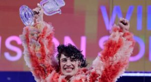 nemo-kthen-trofeun-e-eurovisionit-ne-shenje-proteste-ndaj-pjesemarrjes-se-izraelit