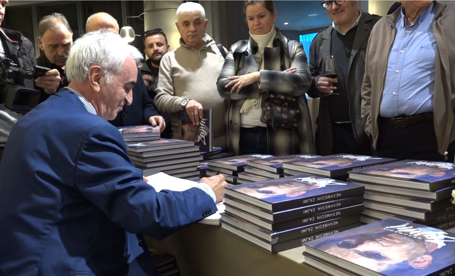 ‘in-memoriam’,-botohet-monografi-per-nexhmedin-zajmin,-familja-sjell-studimin-me-imazhe-te-veprave-te-piktorit