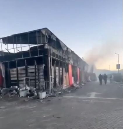 video/-u-perfshi-nga-zjarri,-shkrumbohet-plotesisht-nje-biznes-ne-vaun-e-dejes