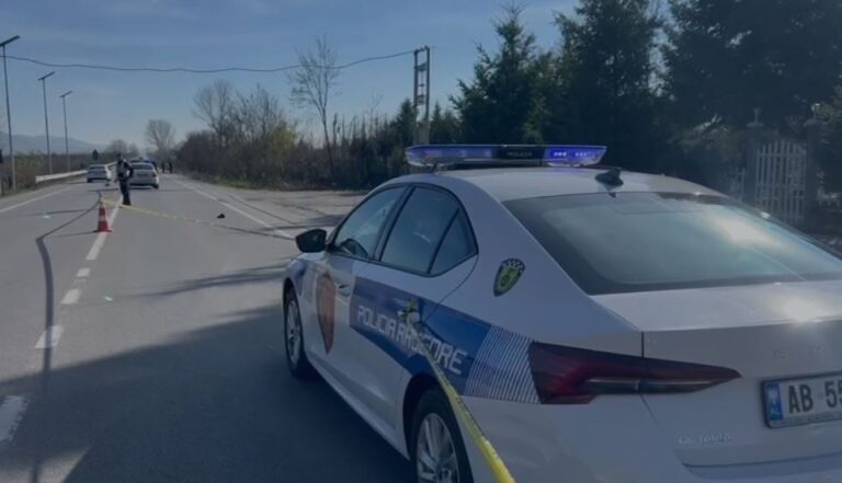 aksident-ne-aksin-“shelqet–pistull”-te-shkodres,-motori-perplas-bicikleten,-plagoset-i-moshuari