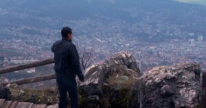 analiza-e-rel/-“turistet-snajperiste”-dhe-“cetniket-e-fundjaves”,-kush-ishin-te-huajt-ne-rrethimin-e-sarajeves?