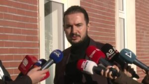 mori-pjese-ne-kryesine-e-pd,-salianji-‘shigjeton’-berishen:-rruga-e-duhur-jane-revoltat,-jo-foltoret-para-kryeministrise!