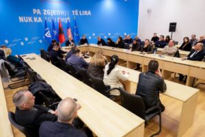 video/-kreu-i-pd-flet,-demokrati-mban-shenime,-berisha-‘perballet’-me-salianjin-ne-mbledhjen-e-kryesise