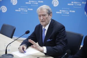 “e-para-ministre-e-akuzuar-per-korrupsion,-ende-ne-detyre”,-berisha:-me-pezullimin-e-ballukut-rrezikohej-qeveria?-ajo-do-te-celte-deren-e-ferrit-per-ramen