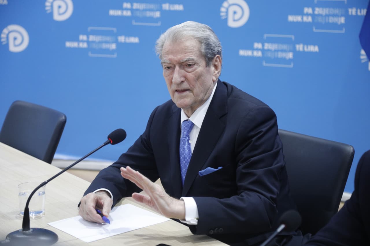 “e-para-ministre-e-akuzuar-per-korrupsion,-ende-ne-detyre”,-berisha:-me-pezullimin-e-ballukut-rrezikohej-qeveria?-ajo-do-te-celte-deren-e-ferrit-per-ramen