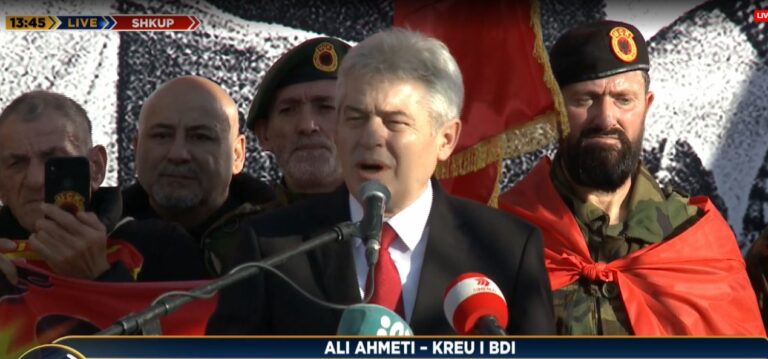 “mirenjohje-clark-e-rubin-qe-deshmuan-pro-thacit”/-ali-ahmeti-ne-protesten-pro-ish-krereve-te-uck-se:-luftuan-per-lirine-e-popullit!