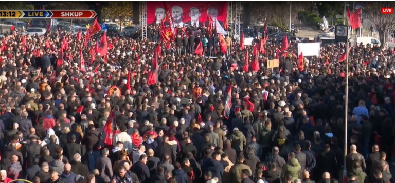 protesta-ne-shkup/-qindra-mijera-qytetare-ne-mbrojtje-te-ish-krereve-te-uck-se,-brohorasin-“hashim-thaci”