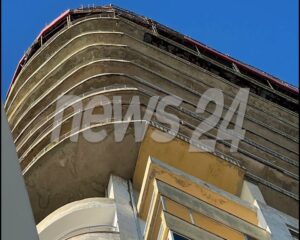 video-foto/-durres,-copa-te-medha-suvaje-shkeputen-nga-pallati-22-katesh,-demtohen-automjetet-e-parkuara,-banoret-ne-panik