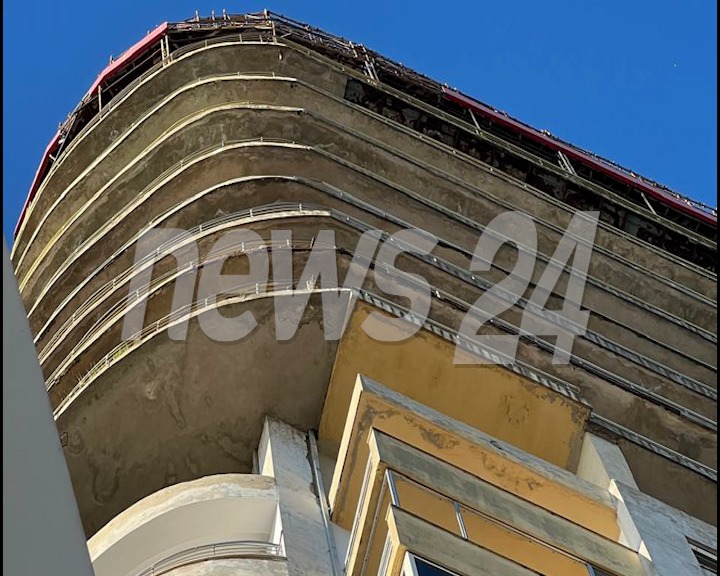 video-foto/-durres,-copa-te-medha-suvaje-shkeputen-nga-pallati-22-katesh,-demtohen-automjetet-e-parkuara,-banoret-ne-panik