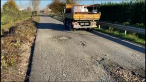 video/-kruje,-banoret-ne-fshatin-bilaj-ankohen-per-rrugen-e-demtuar-nga-kompania-e-ndertimit,-kerkojne-nderhyrjen-e-qeverise