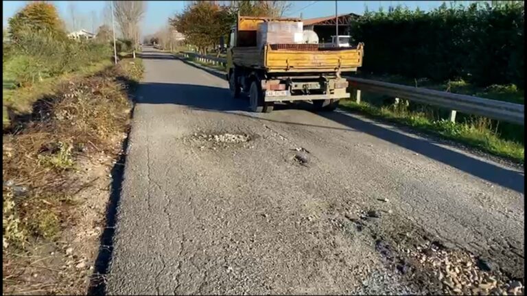 video/-kruje,-banoret-ne-fshatin-bilaj-ankohen-per-rrugen-e-demtuar-nga-kompania-e-ndertimit,-kerkojne-nderhyrjen-e-qeverise