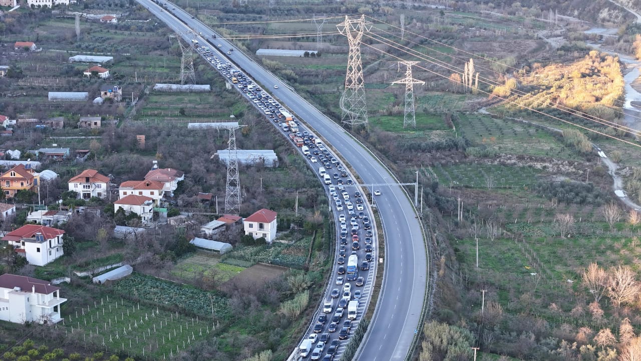 video/-trafik-i-renduar-ne-hyrje-te-elbasanit,-fluks-i-shtuar-automjetesh-nga-tirana-drejt-juglindjes