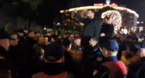 video/-protesta-tek-kryeministria,-adriatik-lapaj-dhe-aktivistet-e-“shqiperia-behet”-perplasen-me-policine