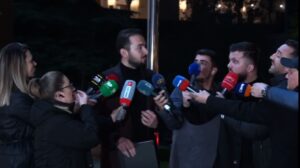 video/-perplasja-me-noken-e-berishen,-salianji:-4-ore-“proteste”-ndaj-demokrateve-te-pakenaqur,-gjysme-ore-per-ballukun
