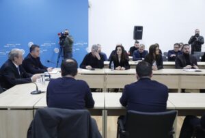 “duhet-te-kerkojme-falje-publike,-ta-gezoje-rama-avokatin-e-popullit”/-zbardhet-debati-me-dyer-te-mbyllura-ne-kryesine-e-pd