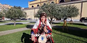 e-vetmja-lahutiste-ne-shqiperi/-tradita-mijera-vjecare-qe-jeton-ne-duart-e-nje-gruaje