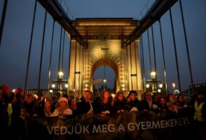 mijera-njerez-marshojne-ne-hungari-ne-proteste-kunder-skandalit-te-abuzimit-me-femijet