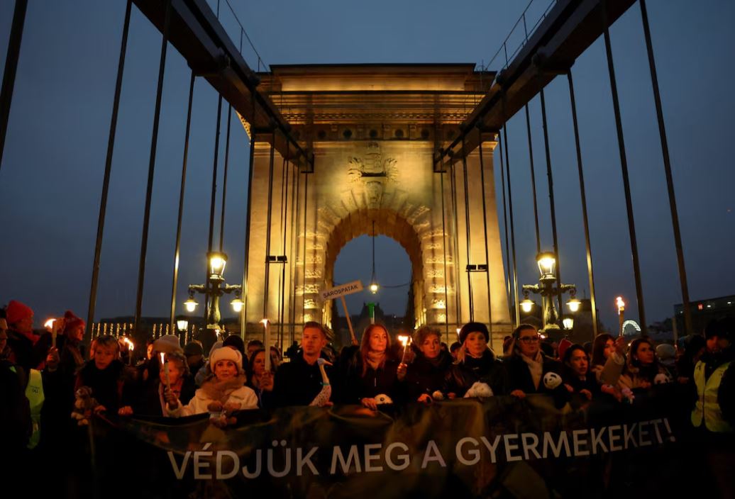 mijera-njerez-marshojne-ne-hungari-ne-proteste-kunder-skandalit-te-abuzimit-me-femijet