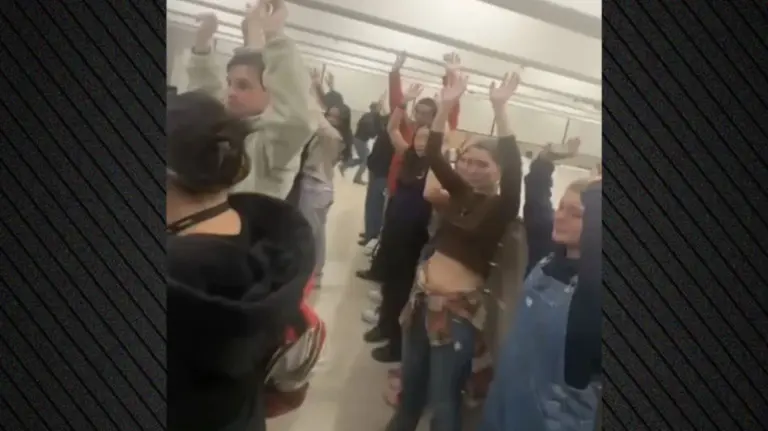 video/-sulmi-me-dy-viktima-ne-shba,-studentet-ne-panik,-momenti-kur-tentojne-te-fshihen-ne-biblioteken-e-universitetit