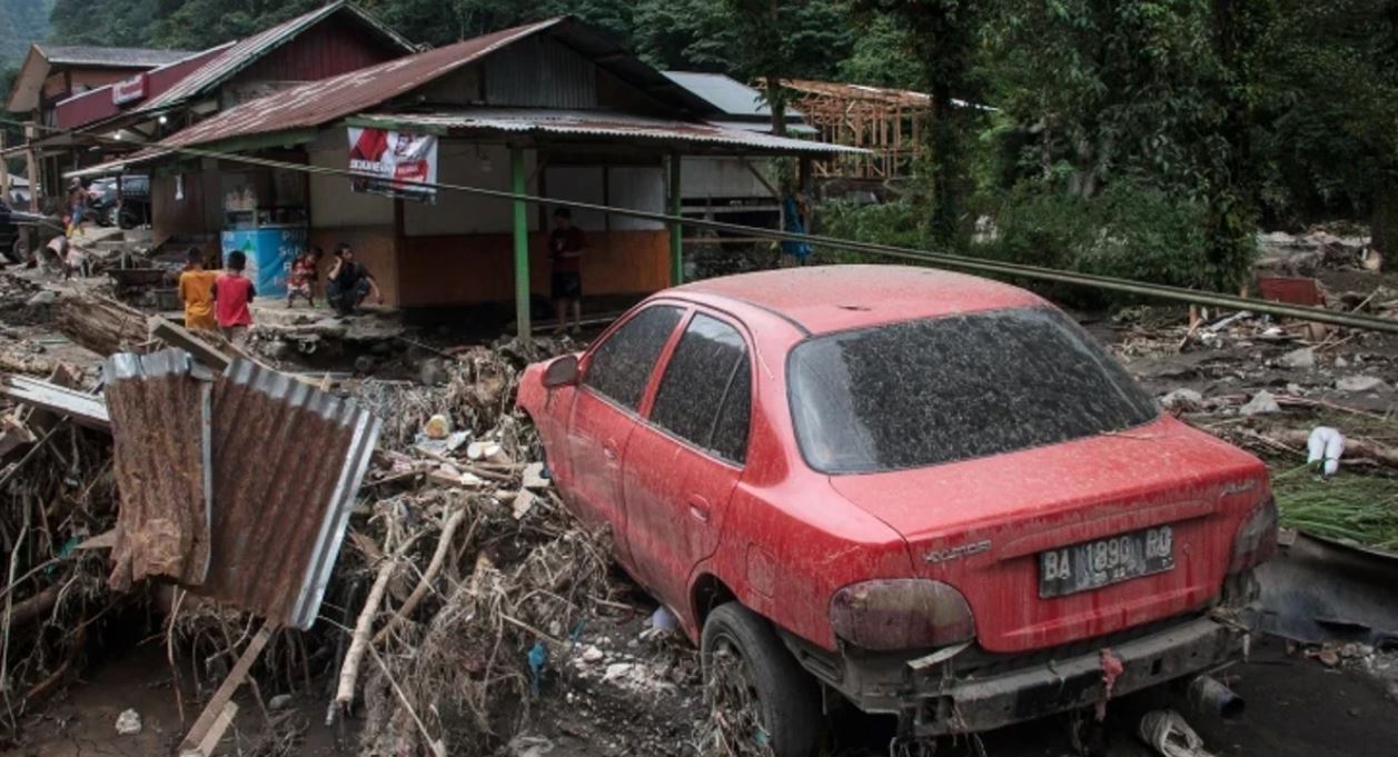 permbytjet-ne-indonezi-dhe-sri-lanka/-mbi-2-mije-te-vdekur-dhe-te-zhdukur,-gati-4-milione-te-prekur