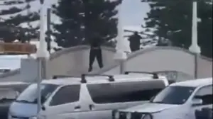 video/-masakra-me-10-viktima-ne-australi,-dalin-pamjet-e-momentit-kur-dy-persona-hapin-zjarr