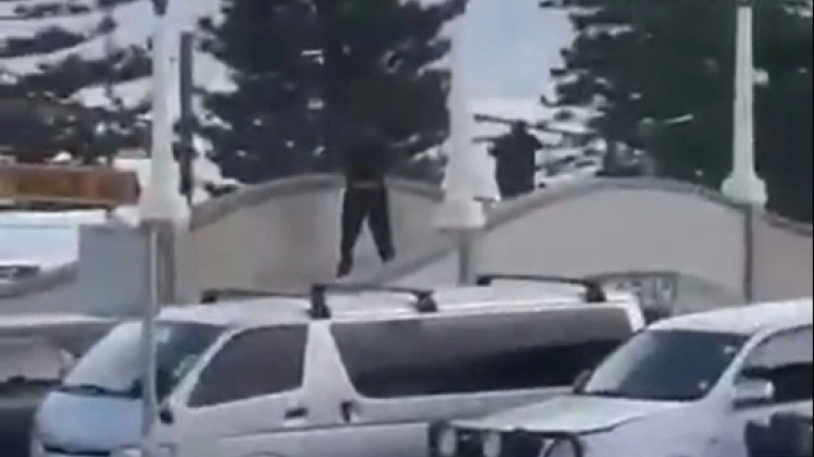 video/-masakra-me-10-viktima-ne-australi,-dalin-pamjet-e-momentit-kur-dy-persona-hapin-zjarr