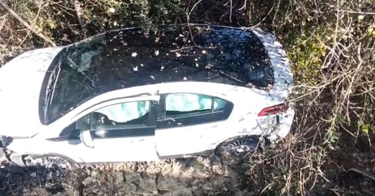 video/-aksident-ne-aksin-rrugor-berat-lushnje,-makina-perfundon-ne-kanal.-cifti-i-bashkeshorteve-transportohen-ne-spital