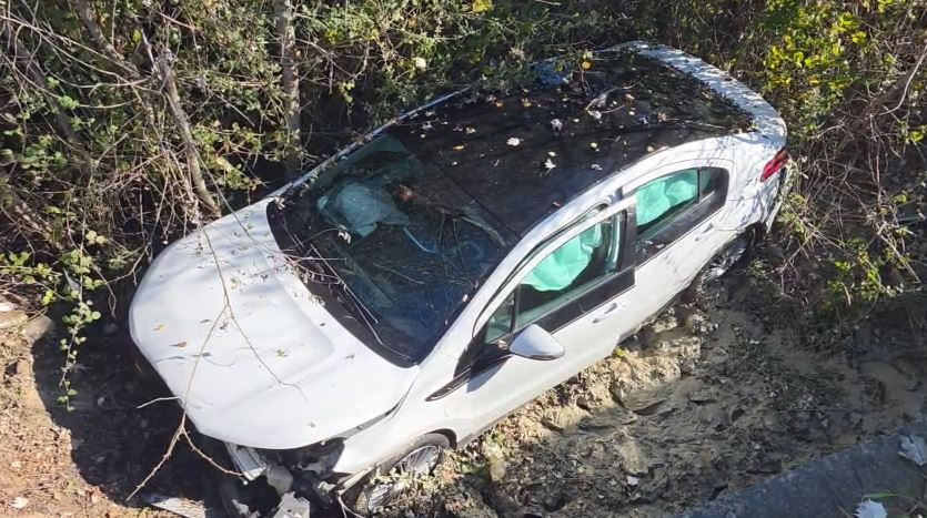 aksident-ne-aksin-lushnje-berat/-makina-del-nga-rruga-dhe-perfundon-ne-kanal,-plagoset-cifti-i-bashkeshorteve