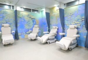 fondacioni-mane-dhuroi-30-poltrone-te-rinj-per-pavijonin-e-onkologjise-ne-qsunt,-samir-mane:-nderhyrjet-do-te-shtrihen-edhe-ne-qytete-te-tjera-te-shqiperise