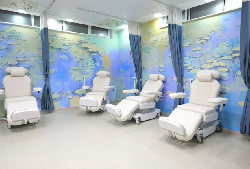 fondacioni-mane-dhuroi-30-poltrone-te-rinj-per-pavijonin-e-onkologjise-ne-qsunt,-samir-mane:-nderhyrjet-do-te-shtrihen-edhe-ne-qytete-te-tjera-te-shqiperise