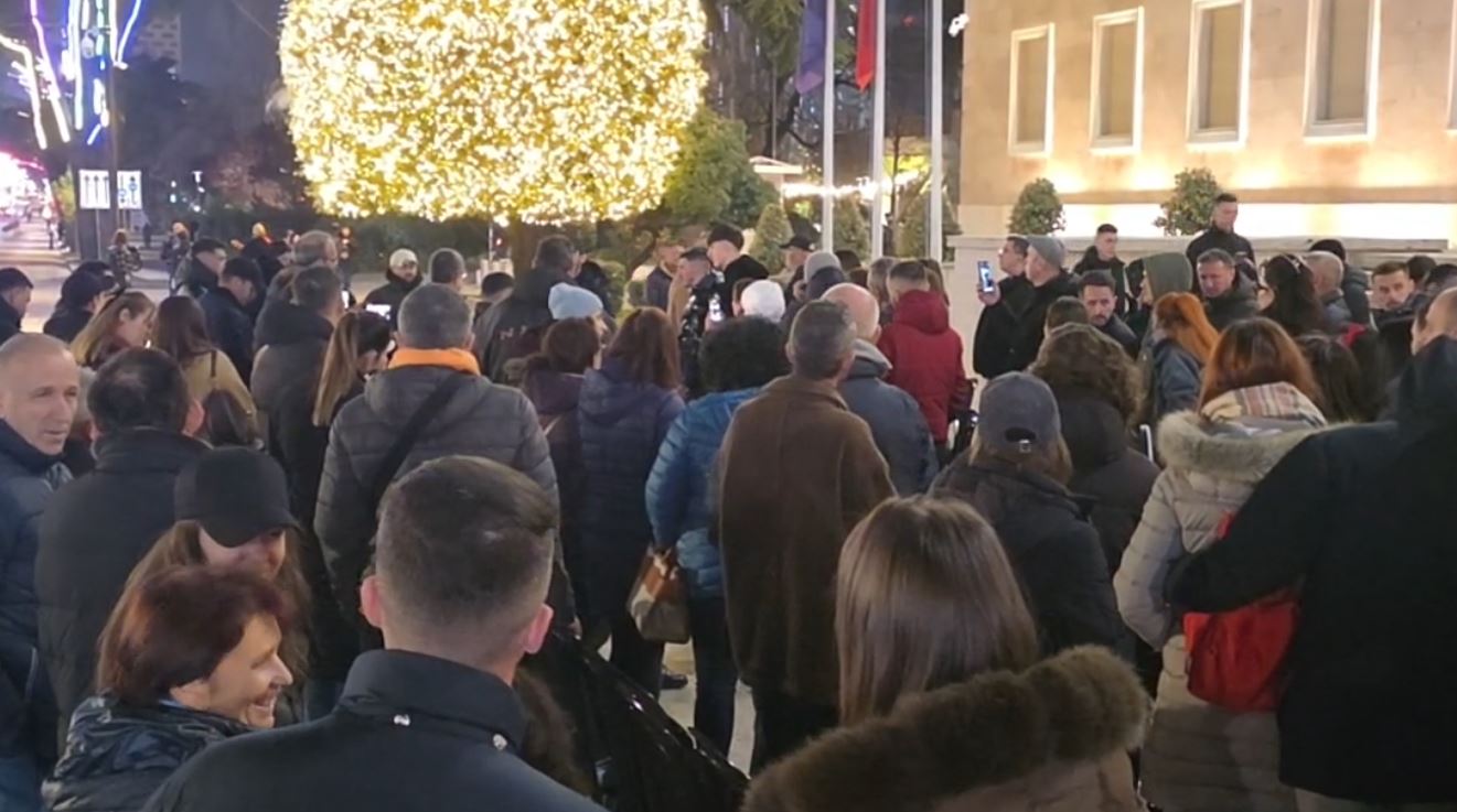 “populli-coi-qeverine-drejt-doreheqjes-ne-bullgari”,-lapaj-vijon-protesten-para-kryeministrise:-te-shporrim-ata-qe-na-vjedhin-miliona-me-nje-firme